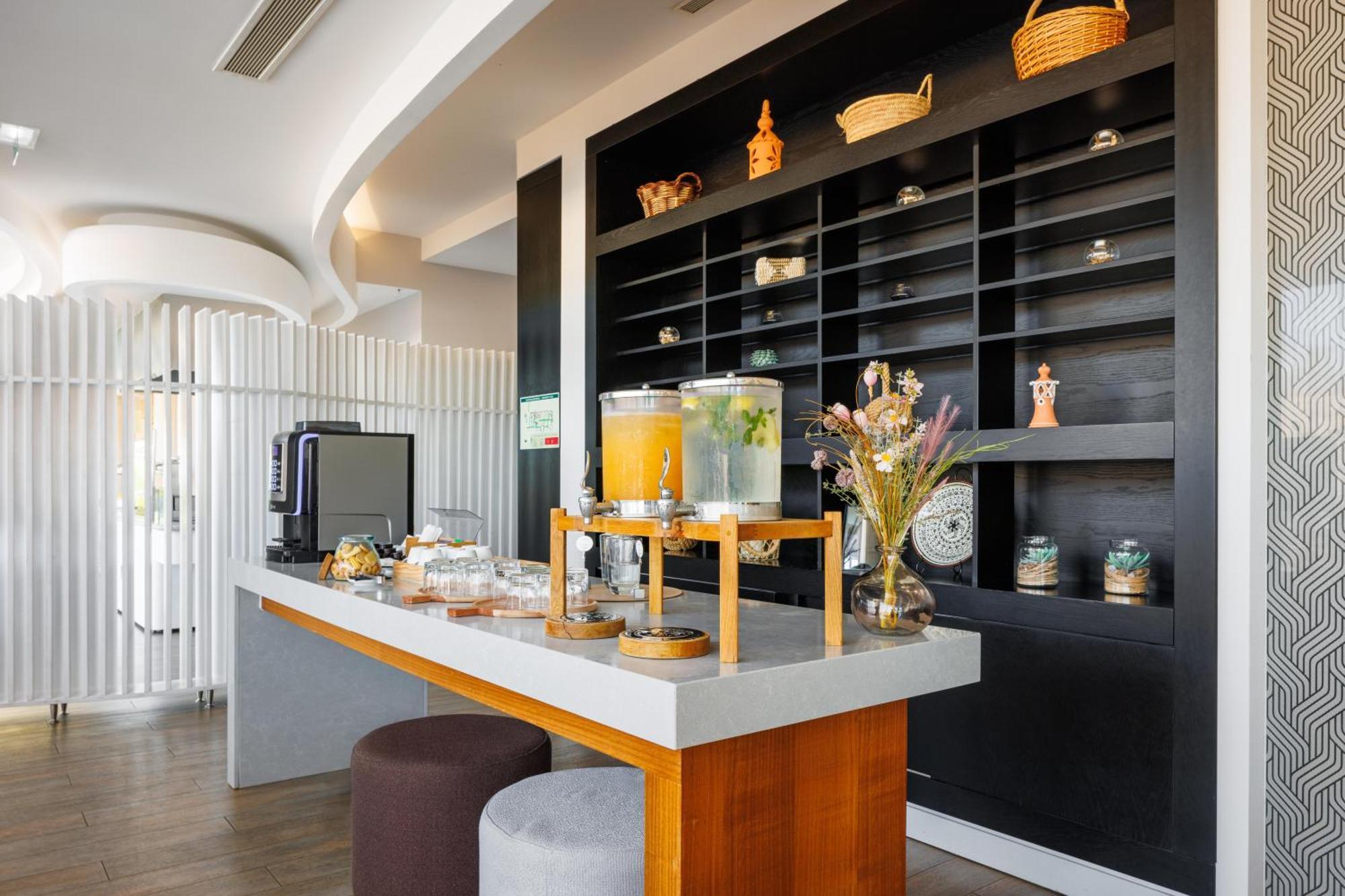 Jupiter Marina Hotel - Couples & Spa (Adults Only) ปอร์ติเมา ภายนอก รูปภาพ